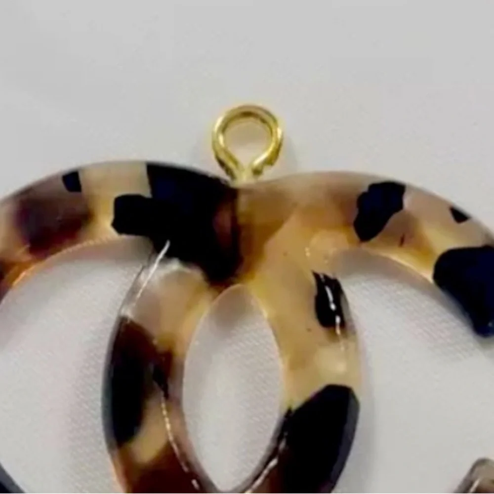 CHANEL AUTHENTIC TORTOISE SHELL DESIGN ZIPPER PULL